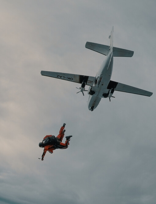 Tandemový seskok z výšky až 4200 m v Klatovech